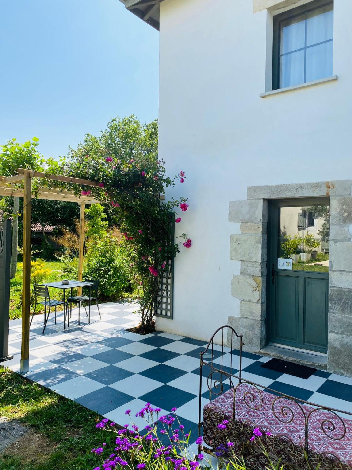 La Bastide De Guiche Entre Ocean Et Montagnes Apartment Exterior photo